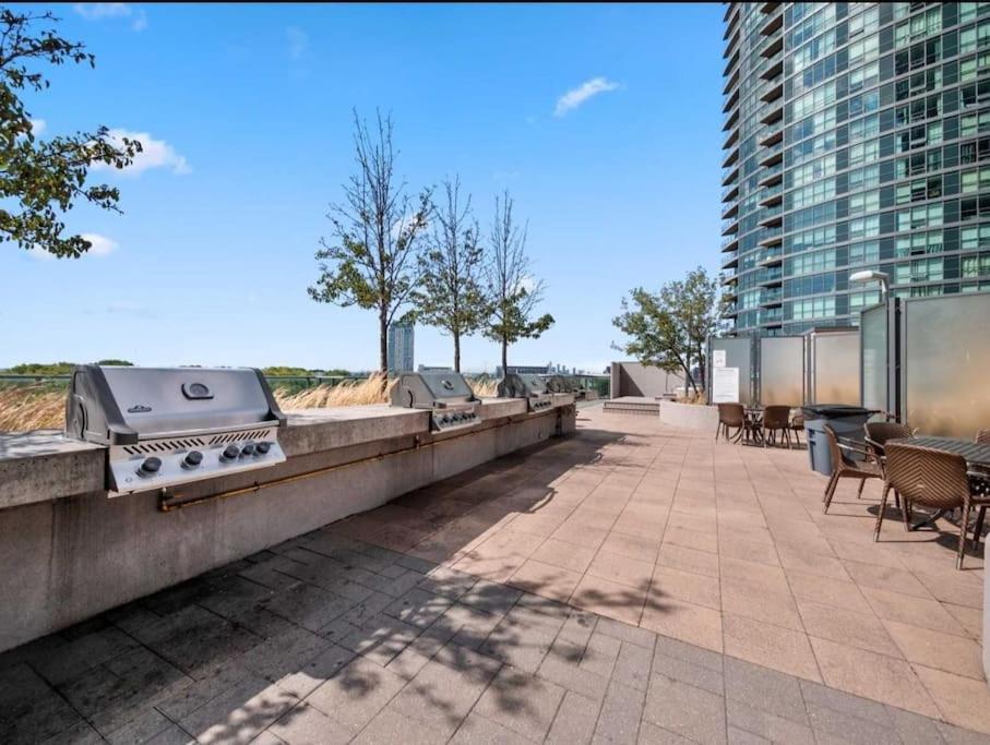 Cn Tower View With Free Parking, Pool, & More Amenities Toronto Eksteriør billede