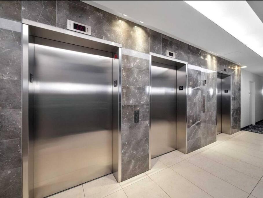 Cn Tower View With Free Parking, Pool, & More Amenities Toronto Eksteriør billede