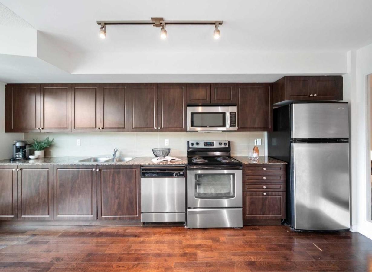 Cn Tower View With Free Parking, Pool, & More Amenities Toronto Eksteriør billede