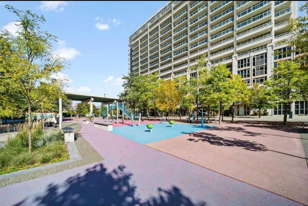 Cn Tower View With Free Parking, Pool, & More Amenities Toronto Eksteriør billede