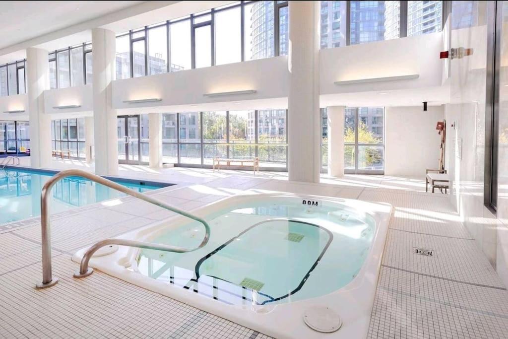 Cn Tower View With Free Parking, Pool, & More Amenities Toronto Eksteriør billede