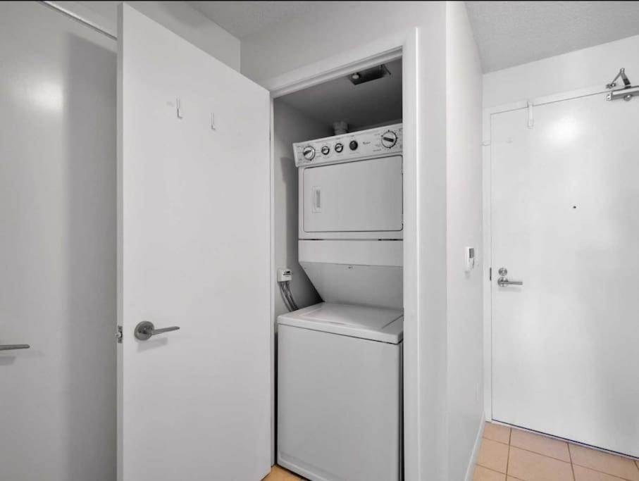 Cn Tower View With Free Parking, Pool, & More Amenities Toronto Eksteriør billede
